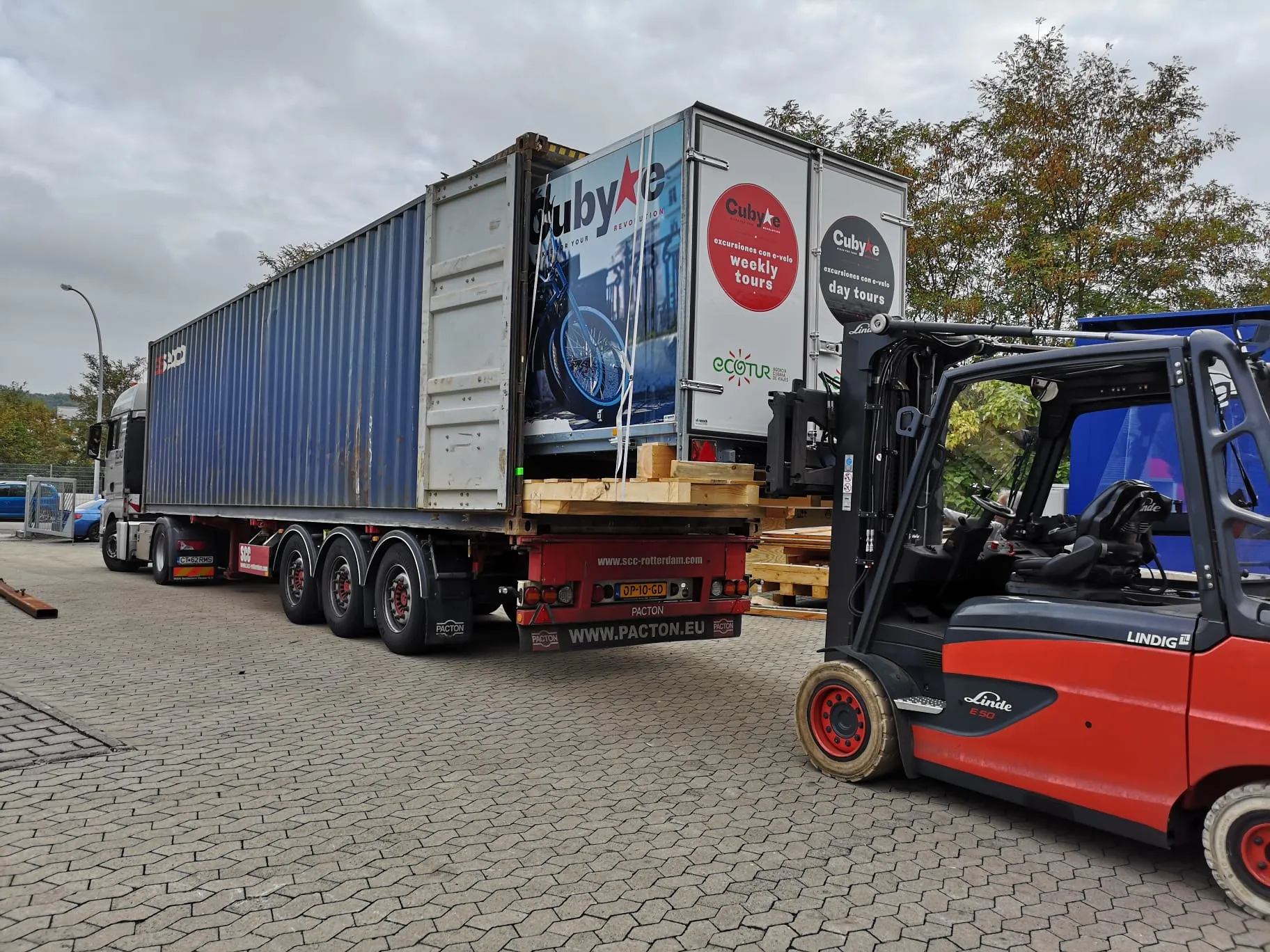 Gabelstapler verlädt einen Anhänger in einen Seefrachtcontainer