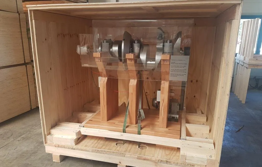 Transportkiste aus Holz mit formschlüssiger Innenkonstruktion, die ein Maschinenbauteil fixiert