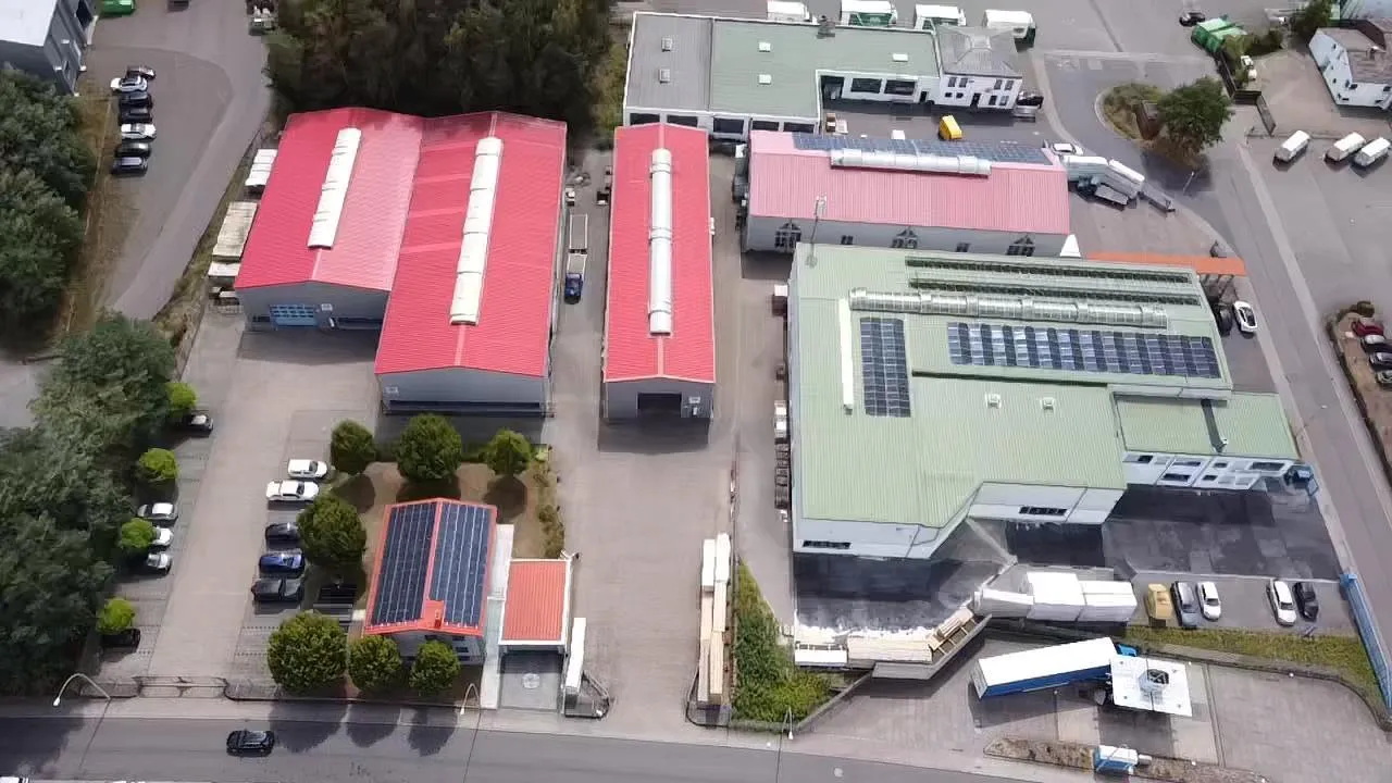 Luftaufnahme des Firmengeländes von Nothof Verpackungen in St. Ingbert mit Produktions- und Lagerhallen
